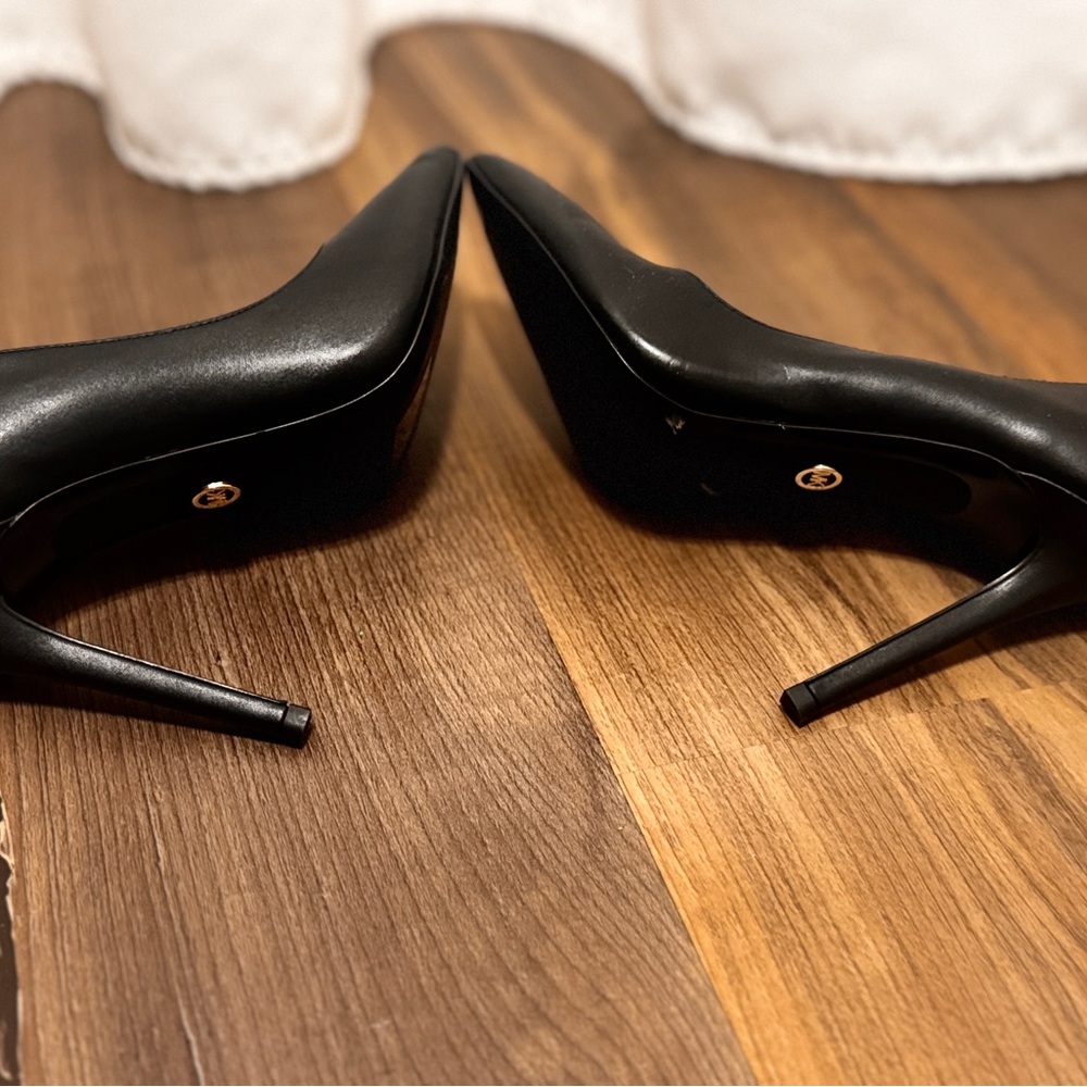 Michael Kors Black Leather Elyse Pointed Toe Pumps - Picture 2 of 3